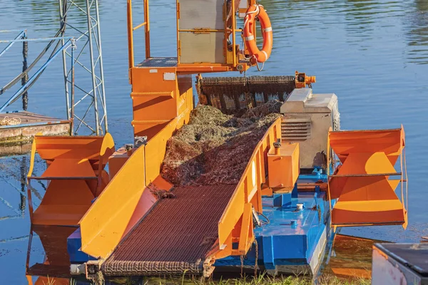 Särskild Operation Båt För Aquatic Weed Harvesting Och Waterway Debris — Stockfoto