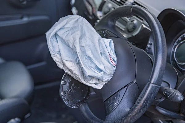 Open Driver Airbag Desde Volante Peligro Accidente Tráfico Pequeño —  Fotos de Stock