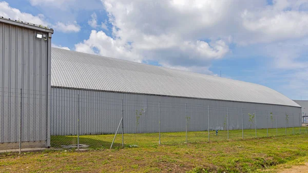 Lange Opslagruimte Industrieel Gebouw Metaal Buitenkant — Stockfoto