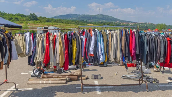 Second Hand Jacken Bekleidung Auf Offenem Flohmarkt — Stockfoto