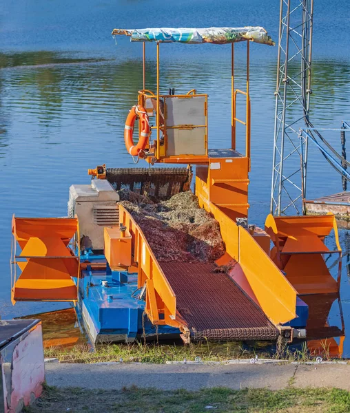 Специальная Операция Лодка Сбора Сорняков Управления Обломками Водных Путей Озере — стоковое фото