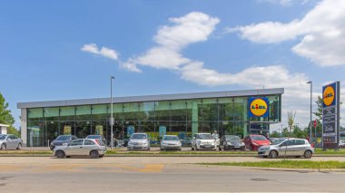Kragujevac, Sırbistan - 26 Mayıs 2022: Sıcak Güneşli Gün 'de Alman Dükkanı Lidl Zincir Mağazası Süpermarketi.