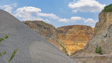 Taş ocağının açık olduğu yer Rocky Hill tarafında.