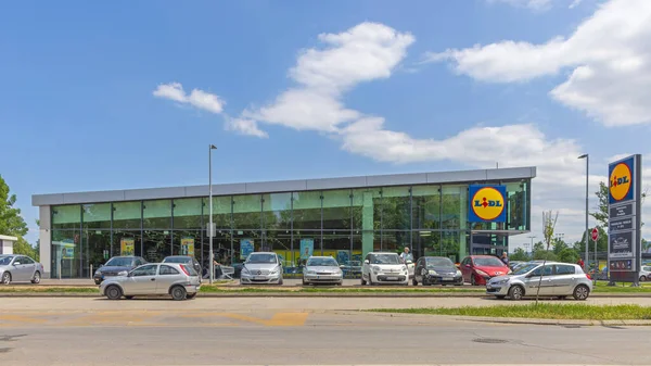 Kragujevac, Sırbistan - 26 Mayıs 2022: Sıcak Güneşli Gün 'de Alman Dükkanı Lidl Zincir Mağazası Süpermarketi.