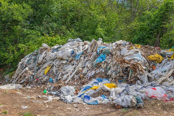 Doğada Büyük Çöp Yığını Yasadışı Çöplük Kirliliği — Stok fotoğraf