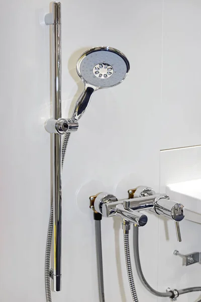 Holder Mixer Musluk Banyosunda Büyük Duş Başlığı Kolu — Stok fotoğraf