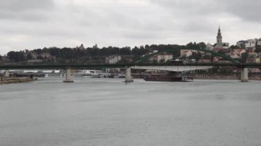 Sava Nehri 'ndeki Eski Köprü Altında Mavna İten Römorkör Belgrad Şehri