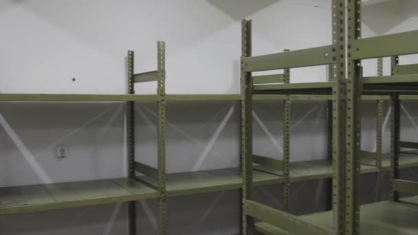 Empty Storage Room Warehouse Green Shelving System Racks Pan — Vídeos de Stock