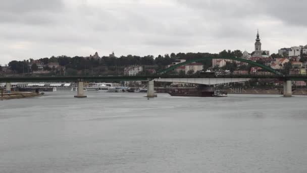 Tugboat Pushing Barge Old Bridge River Sava Belgrade City — Stockvideo
