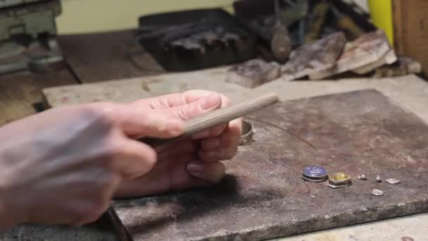 Fabricage Proces Archivering Ring Sieraden Ambachtelijke Werk Bank — Stockvideo