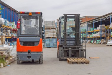 Dağıtım Deposu Deposunda İki Forklift Makinesi Aracı