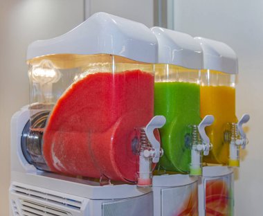 Üç Renkli Yumuşak İçecekler Buz gibi Meyve Suyu Söndürücü