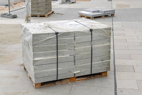 Stacked Pavement Tiles Pallet Construction Site Street — Stockfoto