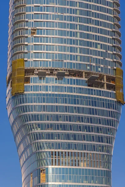 Edificio Rascacielos Vidrio Azul Moderno Durante Construcción —  Fotos de Stock