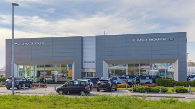 Belgrad, Sırbistan - 03 Kasım 2021: British Motors Company Land Rover galerisi Capital City 'de.