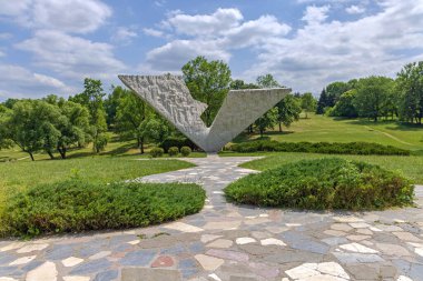 Kragujevac, Sırbistan - 26 Mayıs 2022: 21 Ekim 1941 'de Sumarice Memorial Park' ta düzenlenen 2. Dünya Savaşı sırasında öldürülen öğrenciler ve öğretmenleri tarafından kesilen uçuş anıtı.