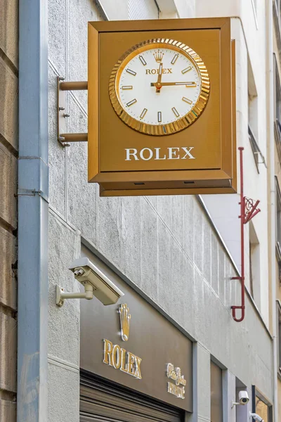 Belgrad, Sırbistan - 13 Mart 2022: Lüks İsviçre Saat Dükkanı Rolex Petite Geneve Petroviç Başkentte.