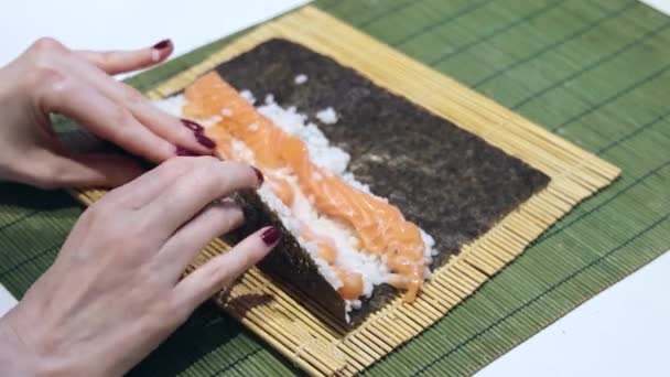 Роллинг Водоросли Сырым Лосося Риса Суши Домашней Японской Кухни Попытка — стоковое видео