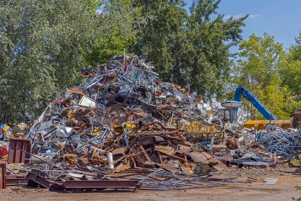 Big Pile Iron Metal Scrap Yard Recycling Facility — 图库照片