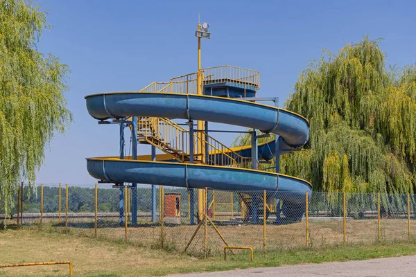 Spiralwasserrutsche Rodelspaßpark Sommer Flussnähe — Stockfoto
