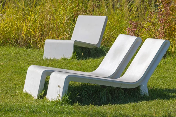 White Furniture Grass Garden Sunny Day — Zdjęcie stockowe