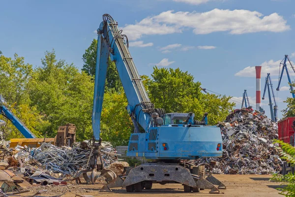 Big Machine Orange Peel Grapple Scrapyard Recycling Facility — стокове фото