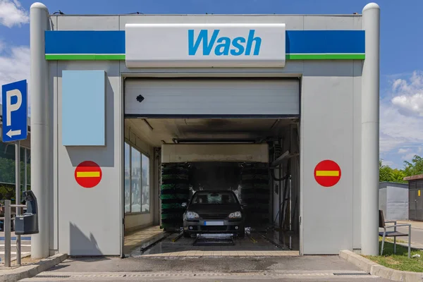 Drive Automatic Car Wash Machine Tunnel — 图库照片