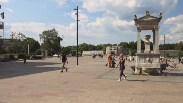 Ниш Сербия Августа 2022 Года Питьевая Вода Фонтан Cair Площади — стоковое видео