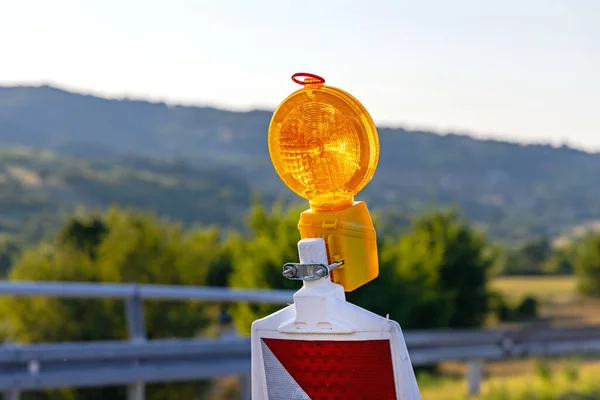 Αναβοσβήνει Amber Light Beacon Στο Traffic Panel Εθνική Οδό Έργα — Φωτογραφία Αρχείου