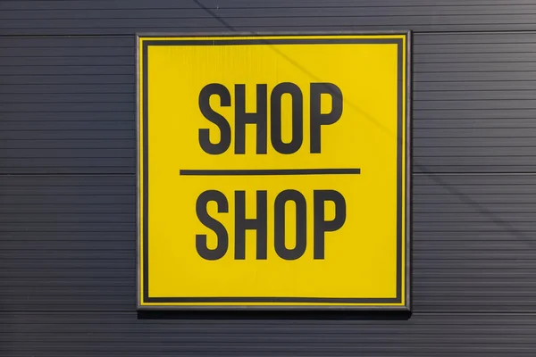 Square Yellow Sign Shop Building Wall — 图库照片