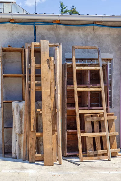 Second Hand Wooden Planks Ladder Pallet Reclaimed Building Material — 图库照片