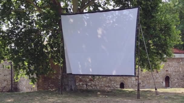 Projector Canvas Screen Wood Shade Summer Day Copy Space — Vídeos de Stock