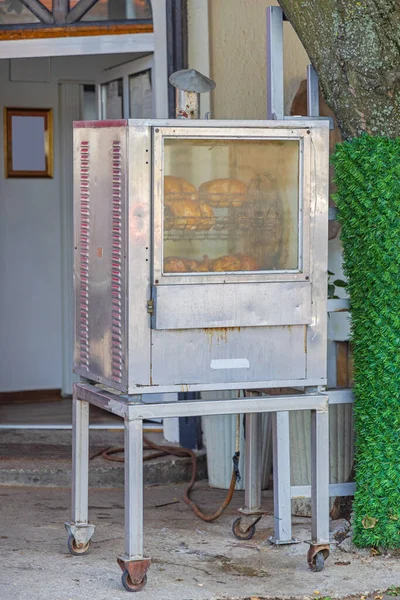 Commercial Chicken Rotisserie Roasting Machine Front Restaurant — Stockfoto