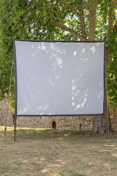 Canvas Screen Projector Shade Woods Summer Day Copy Space — Zdjęcie stockowe