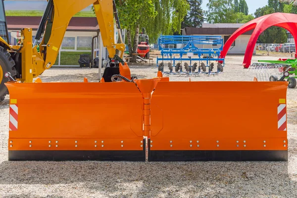 Long Orange Snow Plow Blade Articulated Pivot — Stockfoto