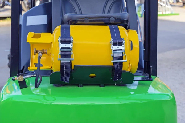Κίτρινη Φιάλη Αερίου Lpg Και Βενζίνη Διπλού Καυσίμου Περονοφόρου Οχήματος — Φωτογραφία Αρχείου