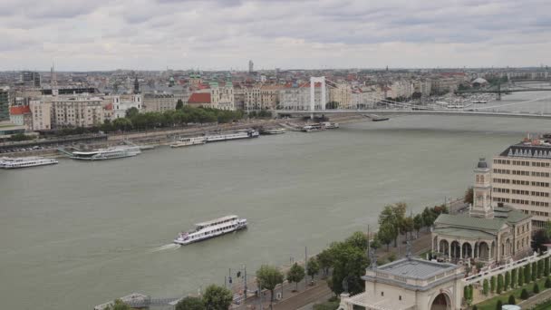 Tourist Boat Travel Danube River Overcast Summer Day — Vídeos de Stock