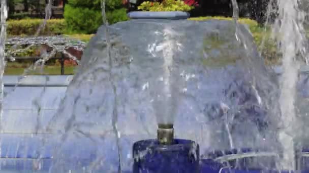 Clean Water Blue Tiles Fountain Landmark Summer Day — Vídeo de Stock