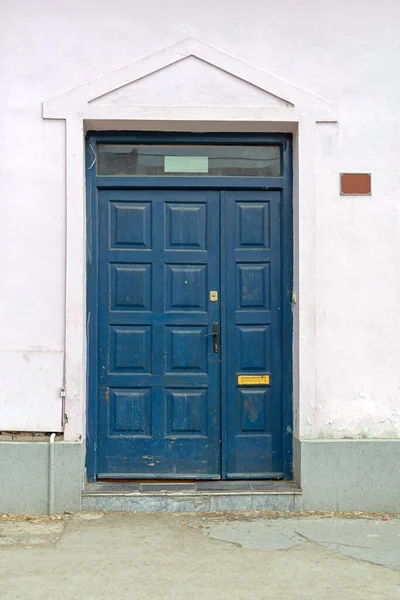 Закрытая Голубая Деревянная Дверь Вход Дом Улицы — стоковое фото