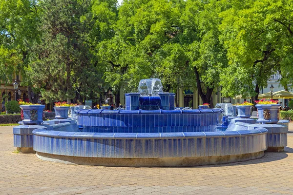 Clean Water Blue Tiles Fountain Landmark Summer Day — Foto Stock