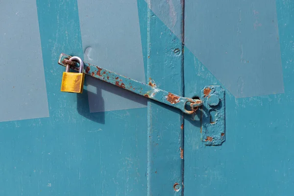 Rusty Iron Bar Extension Locked Brass Padlock — Zdjęcie stockowe