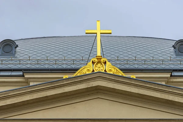Χρυσός Σταυρός Στη Λουθηρανική Ευαγγελική Εκκλησία Στη Βουδαπέστη Της Ουγγαρίας — Φωτογραφία Αρχείου
