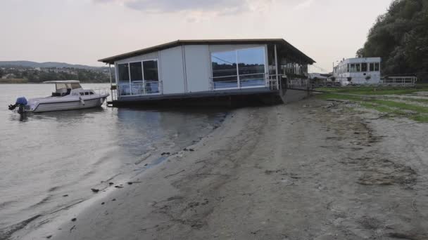 Novi Sad Serbia August 2022 Pontoon Restaurant Low Water Tide — Vídeo de stock