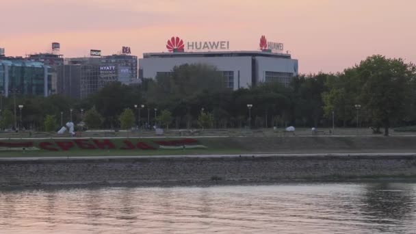 Belgrade Serbia August 2022 Illuminated Signs Huawei Electronics Chinese Company — 图库视频影像