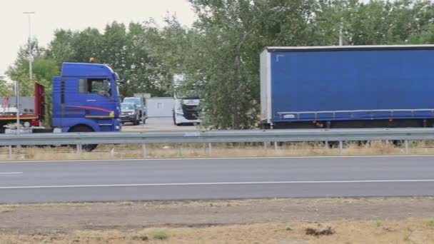Μεγάλη Ουρά Φορτηγών Φορτηγών Φορτηγών Που Έχουν Κολλήσει Στην Είσοδο — Αρχείο Βίντεο