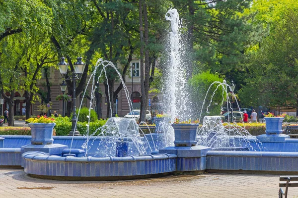Strumienie Wody Błękitne Płytki Fontanna Zabytkowy Letni Dzień Park Miejski — Zdjęcie stockowe