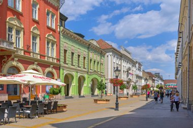Subotica, Sırbistan - 01 Ağustos 2022: Korzo Caddesi Gezinti Yürüyüşü Sıcak Güneşli Yaz Günü.