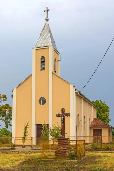 セルビア バラ2022年7月30日 ローマ カトリック聖アブボ ヴェネリン教会ヴォイヴォディナ村 — ストック写真