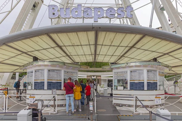 Budapeste Hungria Julho 2022 Pessoas Escritório Bilhetes Ferris Wheel Tourists — Fotografia de Stock