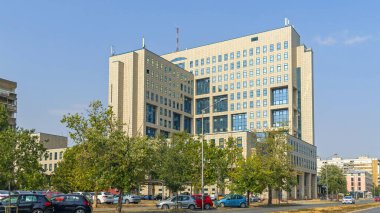 Novi Sad, Sırbistan - 19 Ağustos 2022: Gazprom Neft Nis Petrol Rafineri Şirketi Binası Novi Sad.